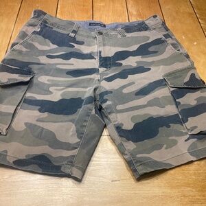 Lucky Brand Camouflage Cargo Shorts Size 34 with 9” Inseam